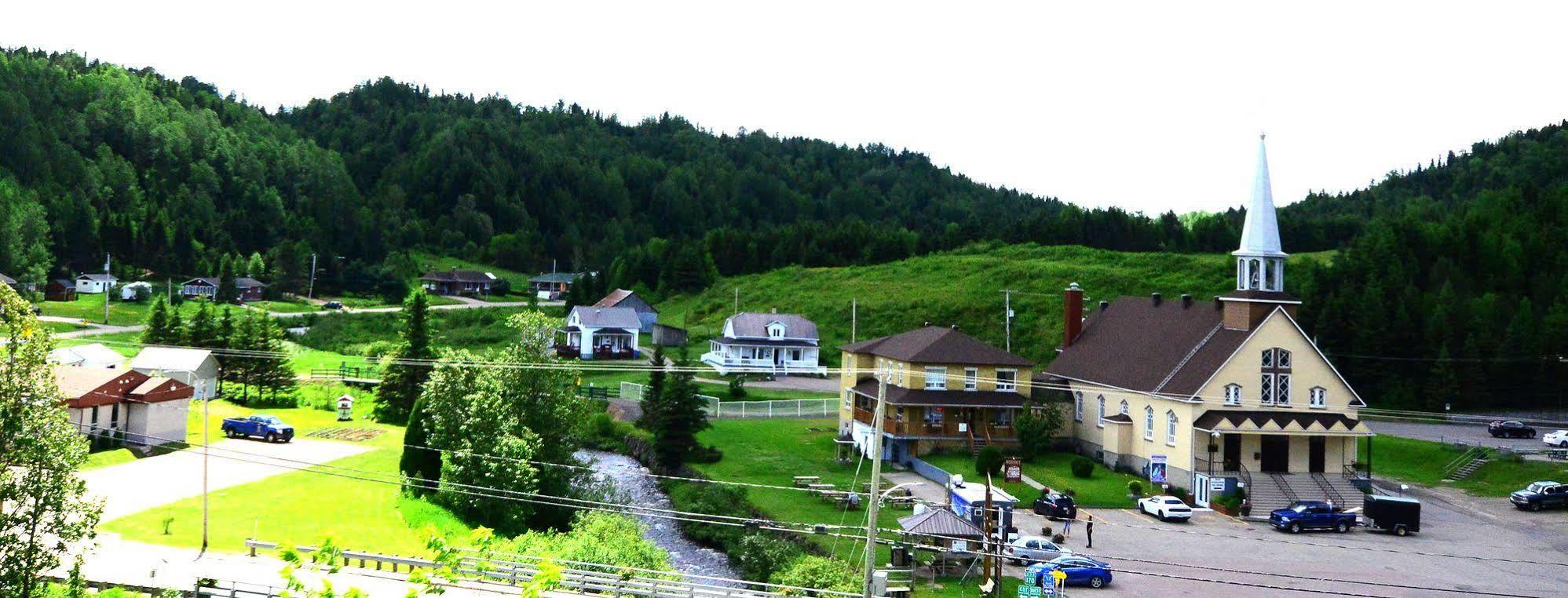 Auberge Du Presbytere De Riviere-Eternite Riviere Eternite Екстериор снимка