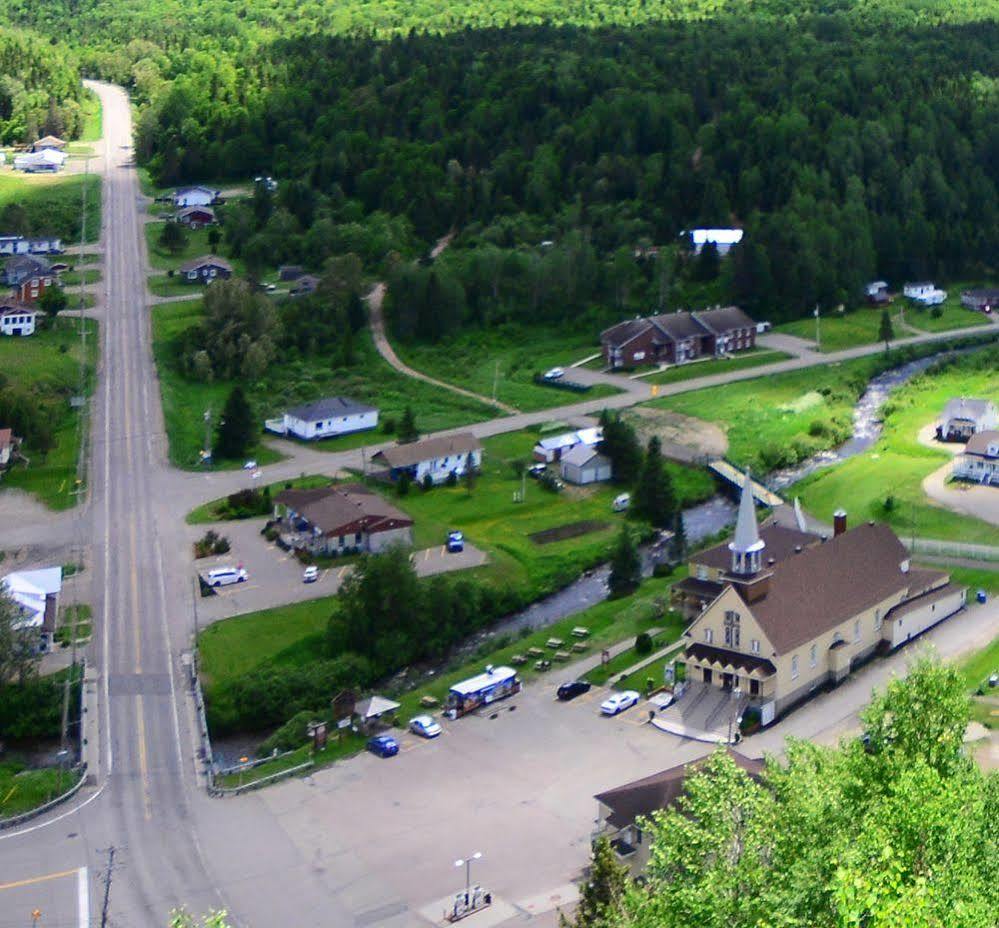 Auberge Du Presbytere De Riviere-Eternite Riviere Eternite Екстериор снимка